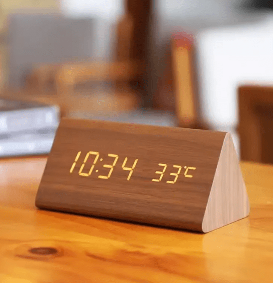 SmartWood – Intelligente Holz-Wanduhr mit Sprachsteuerung