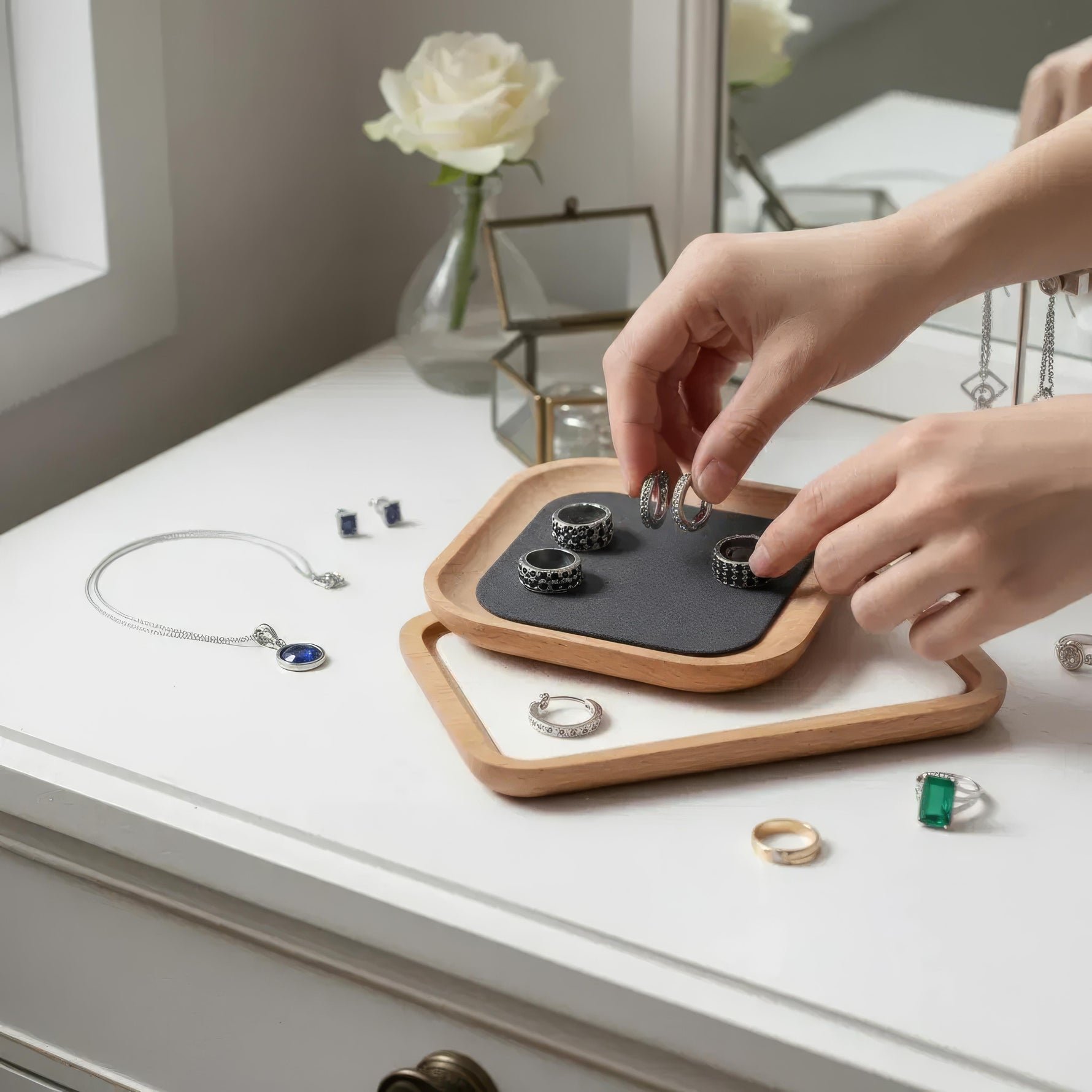 Elegantes Holztablett für Schmuck – Stilvolle Aufbewahrungslösung