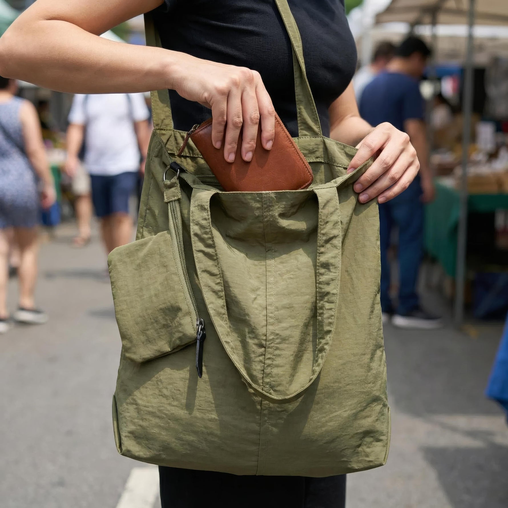 Lara – Roomy and waterproof tote bag for women