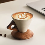 Elegante Keramiktasse 250ml – Handgefertigt mit Holzgriff und Untersetzer | AromaCraft