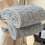 Cozy Fleece Blanket with Reversible Design – Elegant and Versatile