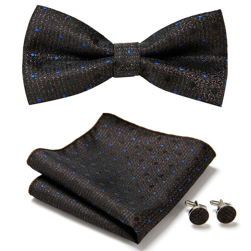 Elegantes Set mit stilvollen Fliegen und Accessoires