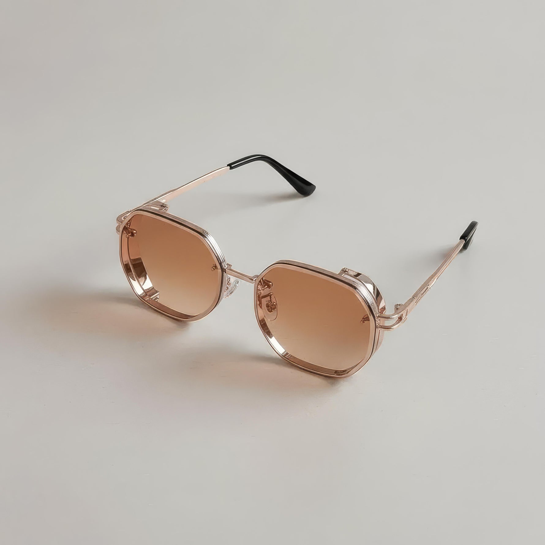 Elegante Sonnenbrille mit robustem Metallrahmen und UV-Schutz