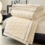 Cozy Fleece Blanket with Reversible Design – Elegant and Versatile
