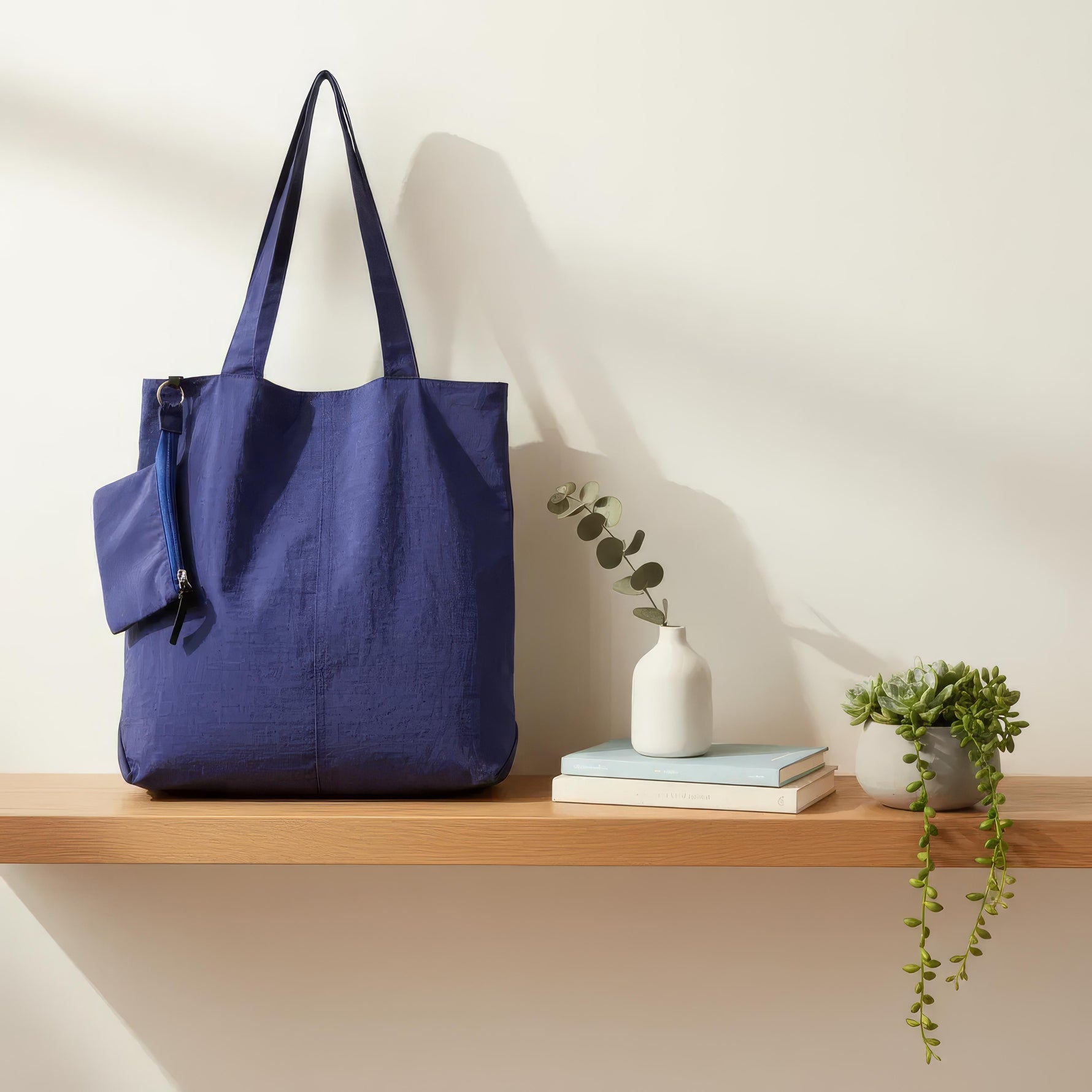 Lara – Roomy and waterproof tote bag for women