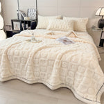 Cozy Fleece Blanket with Reversible Design – Elegant and Versatile