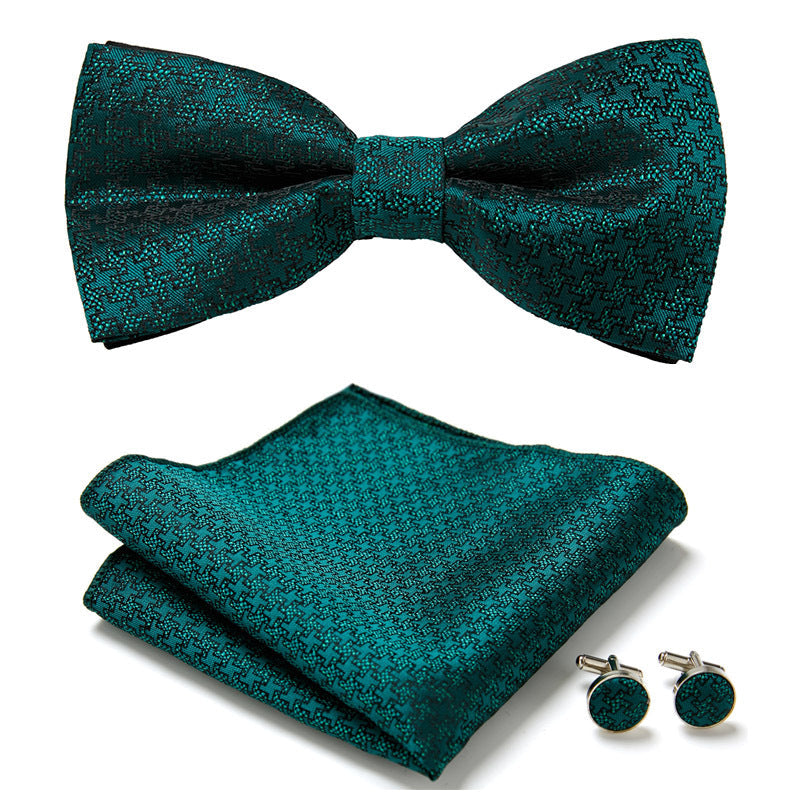 Elegantes Set mit stilvollen Fliegen und Accessoires