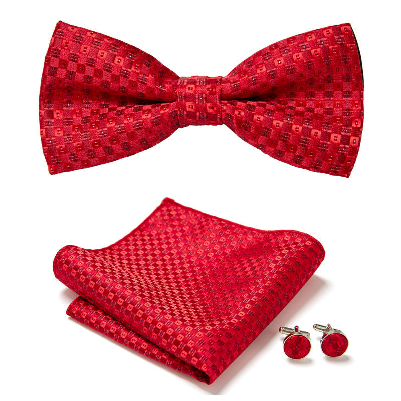 Elegantes Set mit stilvollen Fliegen und Accessoires