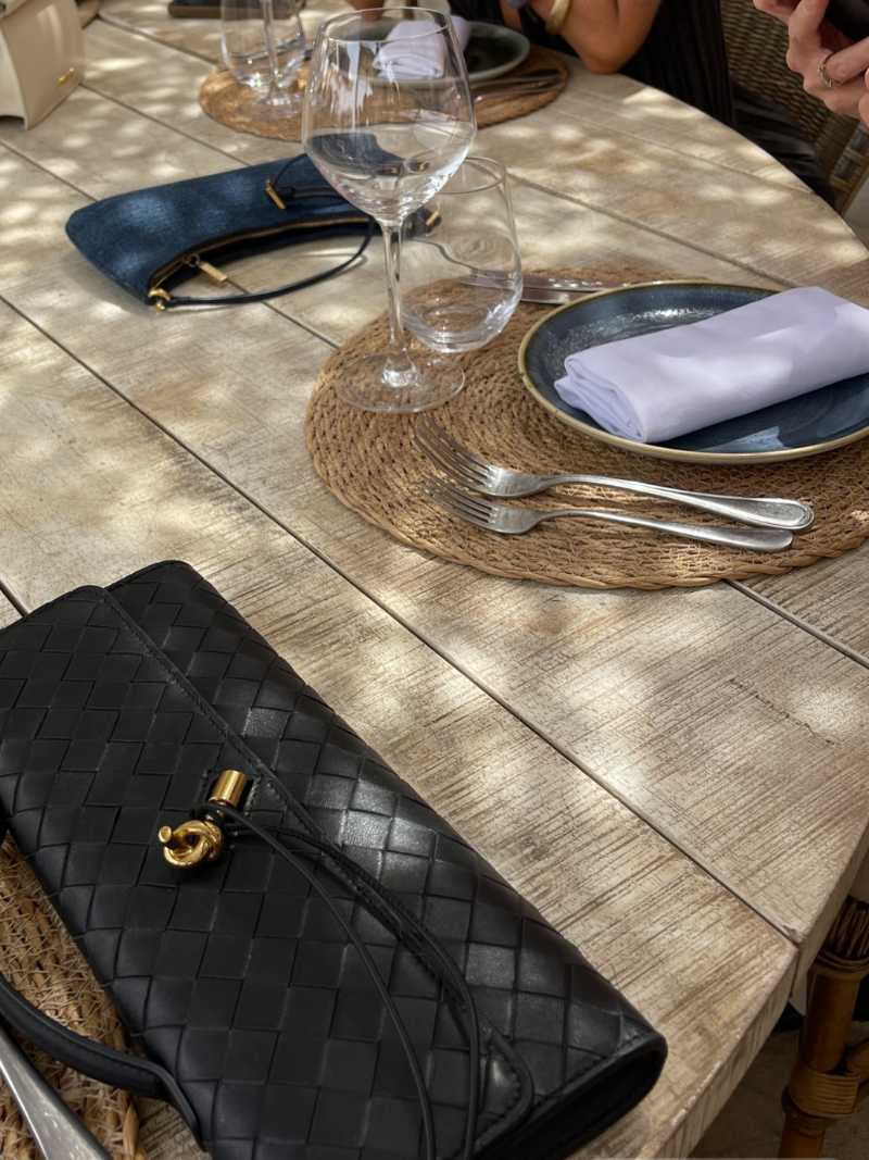 Elegant tote bag with a modern flair