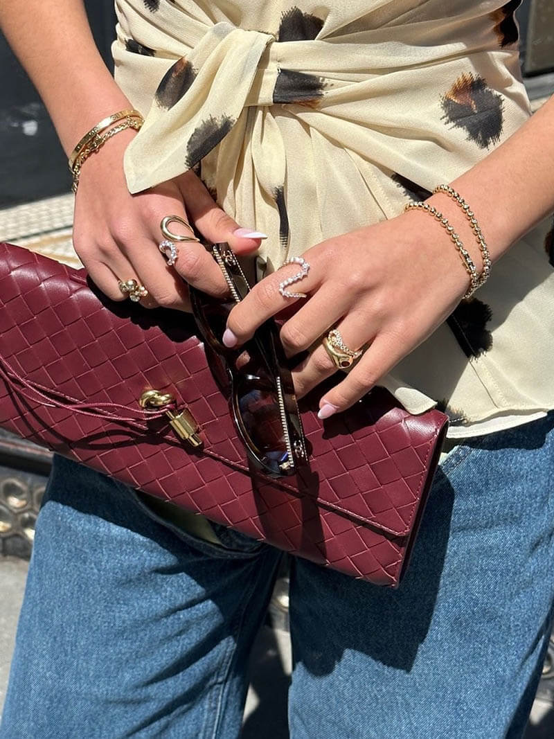 Elegant tote bag with a modern flair