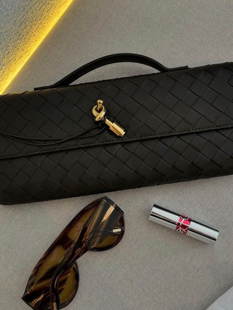 Elegant tote bag with a modern flair