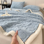 Cozy Fleece Blanket with Reversible Design – Elegant and Versatile