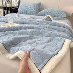 Warmes Fleece Winterdecke mit doppelseitigem Herz- und Buchstabendesign