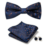 Elegantes Set mit stilvollen Fliegen und Accessoires