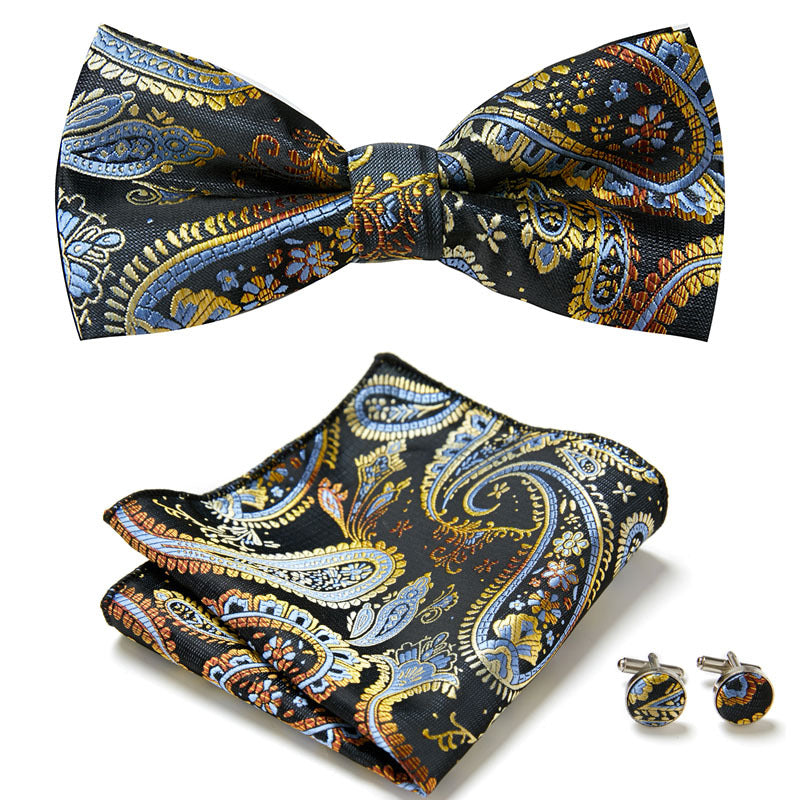 Elegantes Set mit stilvollen Fliegen und Accessoires