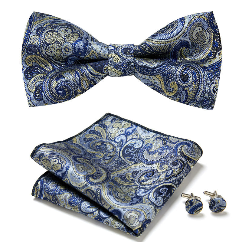 Elegantes Set mit stilvollen Fliegen und Accessoires