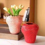 Verspielte Erdbeer-Keramikvase – Charmante Wohnaccessoires