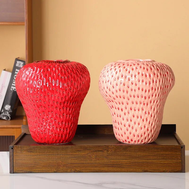 Verspielte Erdbeer-Keramikvase – Charmante Wohnaccessoires