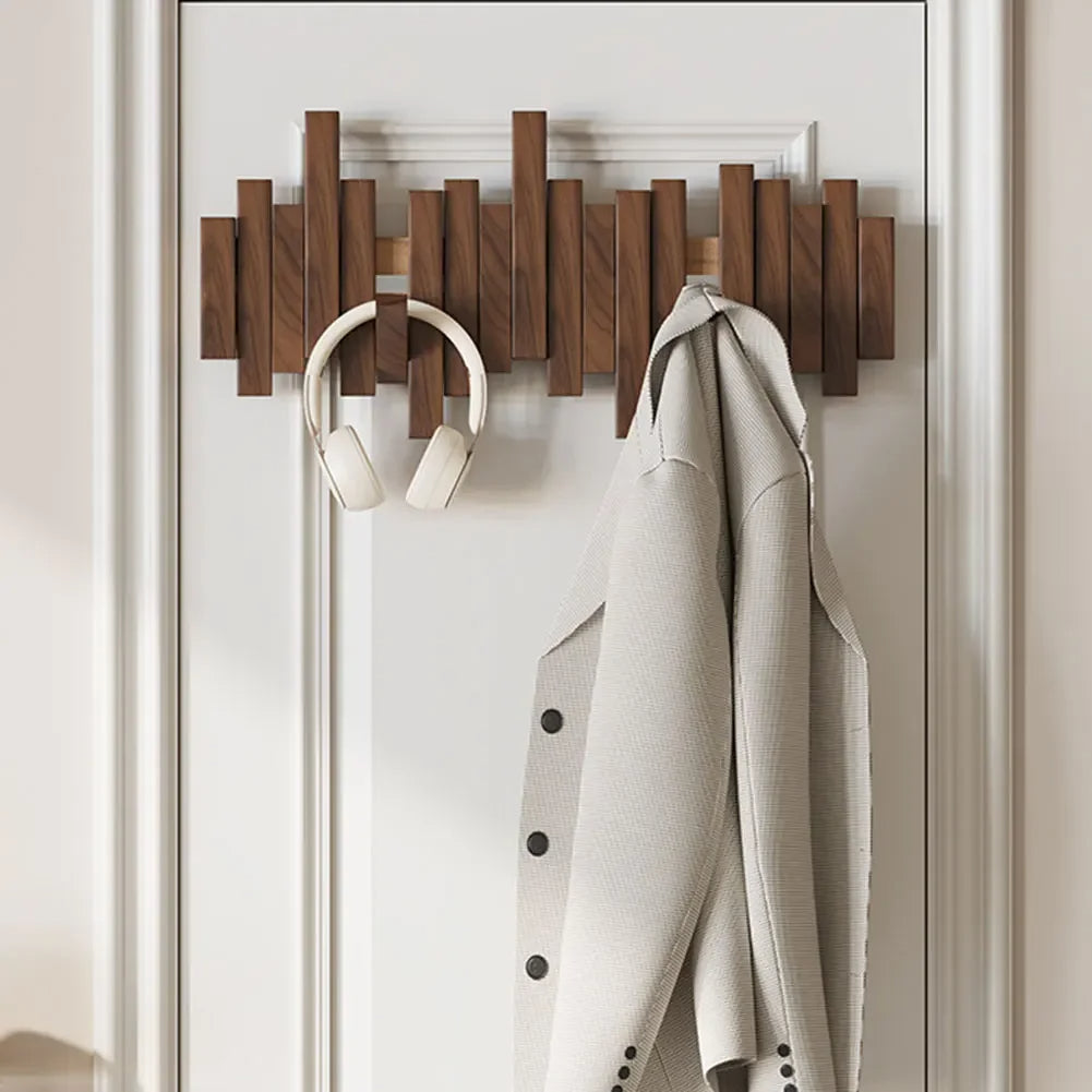 Stilvolles Wandgarderobe aus Holz mit Klapphaken – Minimalistische Aufbewahrungslösung für Eingangsbereiche