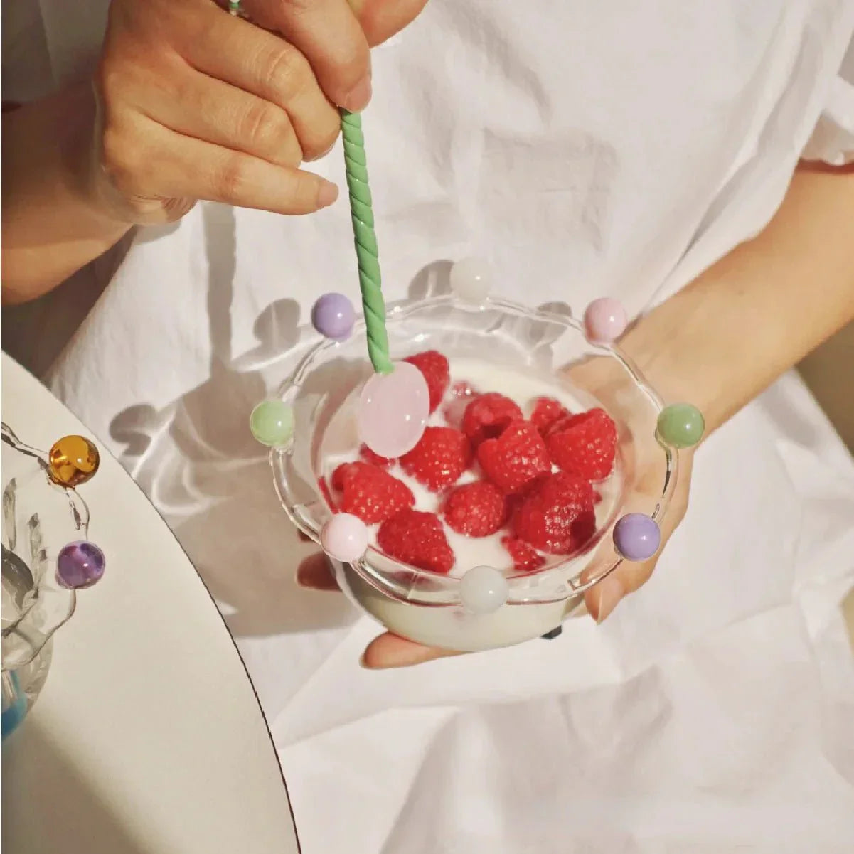 Farbenfrohe Dessertschüssel in Kronenform - Nachhaltiges Glasdesign