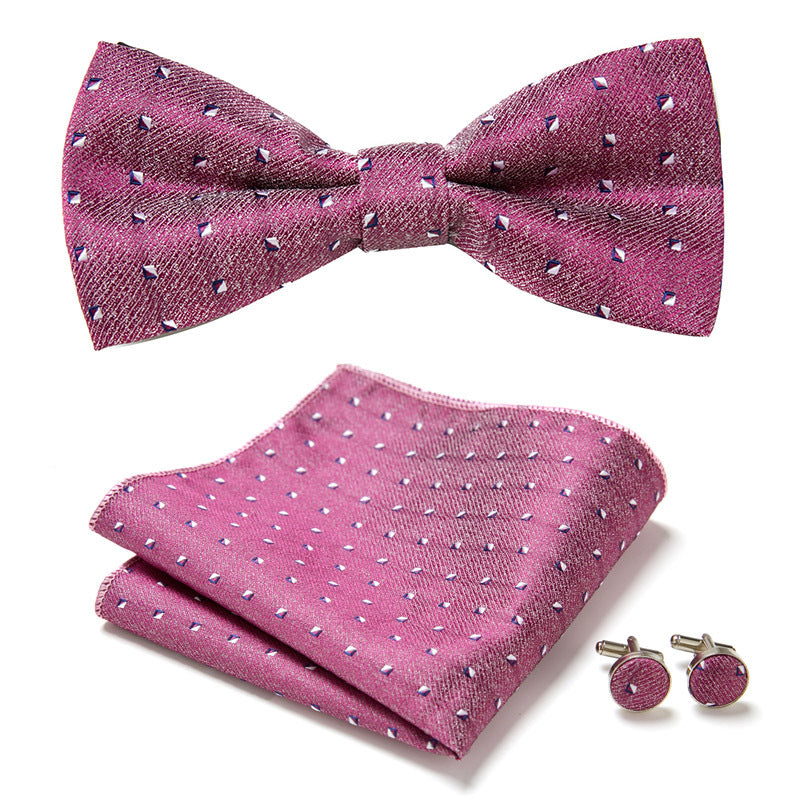 Elegantes Set mit stilvollen Fliegen und Accessoires