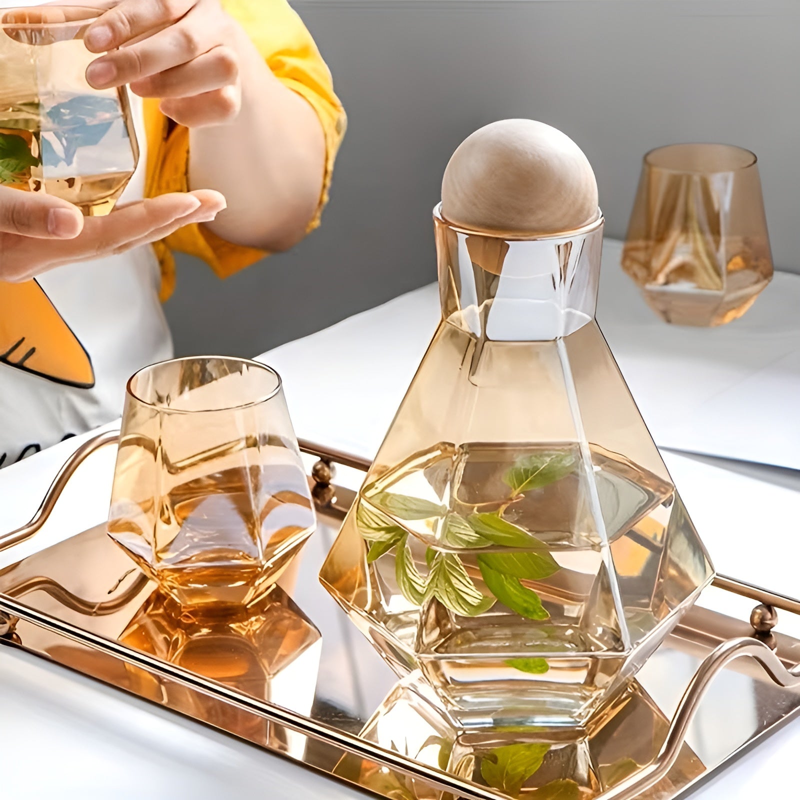 Elegant Carafe Set with 4 Glasses – Stylish and Practical | 5-Piece Set for Water, Juice, and Wine | Glanzzeit