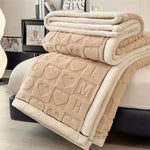 Cozy Fleece Blanket with Reversible Design – Elegant and Versatile