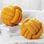 Runder, dekorativer Teddyball aus 100% Wolle – weiches Kissen