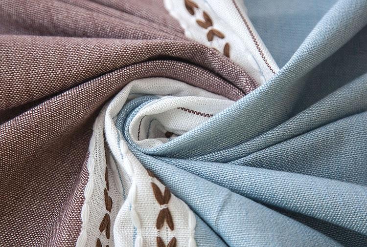 Gestreifte Tischdecke aus Leinen mit Quasten