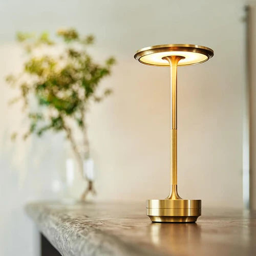 Moderne Tischlampe mit USB-Ladefunktion und Touch-Steuerung