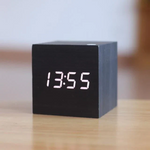Elegante Digitale Holz-Uhr mit LED-Anzeige