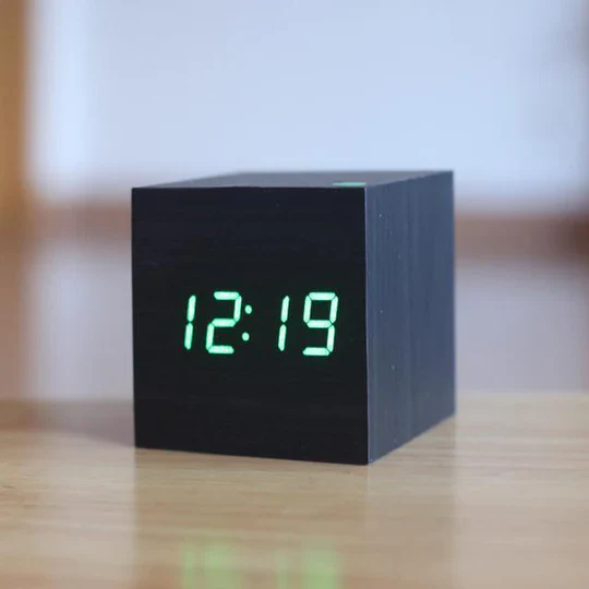 Elegante Digitale Holz Uhr für modernes Wohnen