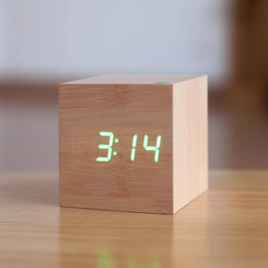 Elegante Digitale Holz Uhr für modernes Wohnen