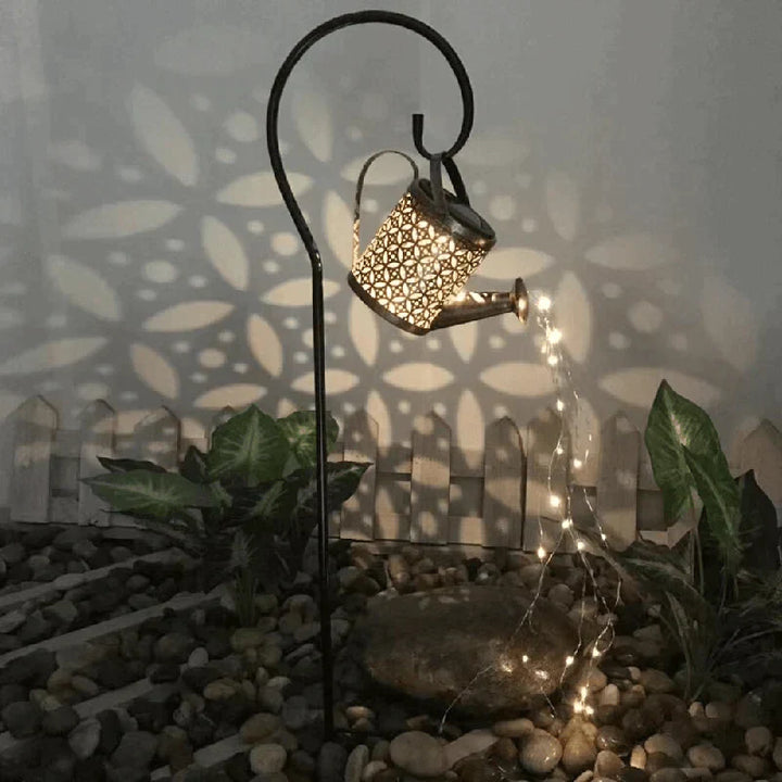 Solarbetriebene Gartenlampe mit beruhigendem Regengeräusch – Gießkanne Design
