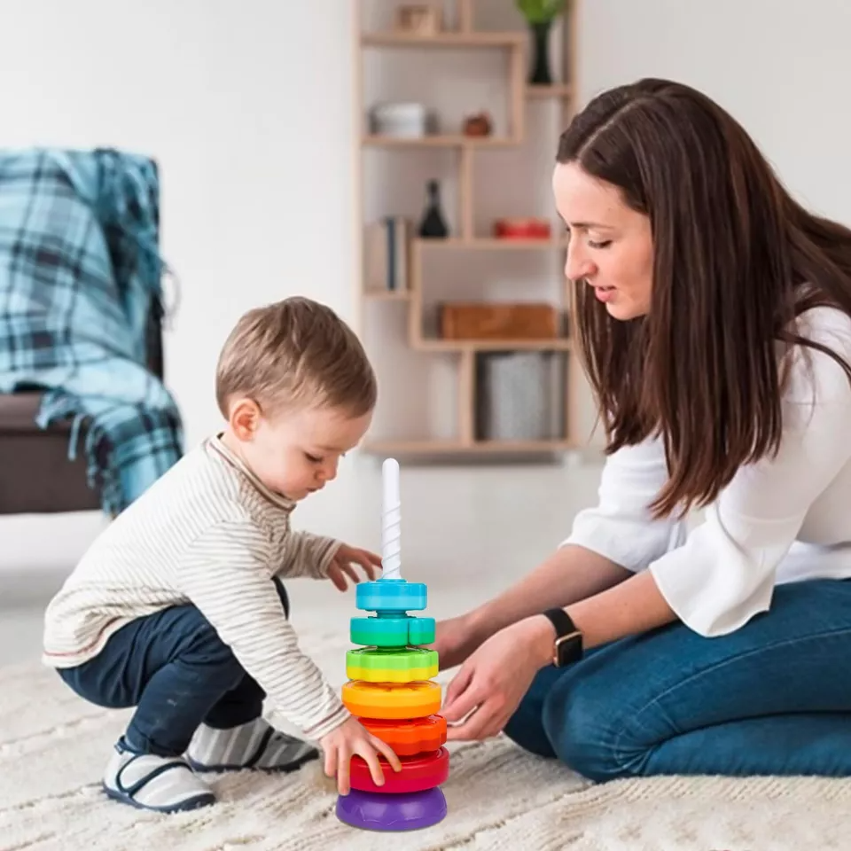Bunter Stapelturm für kreativen Spielspaß