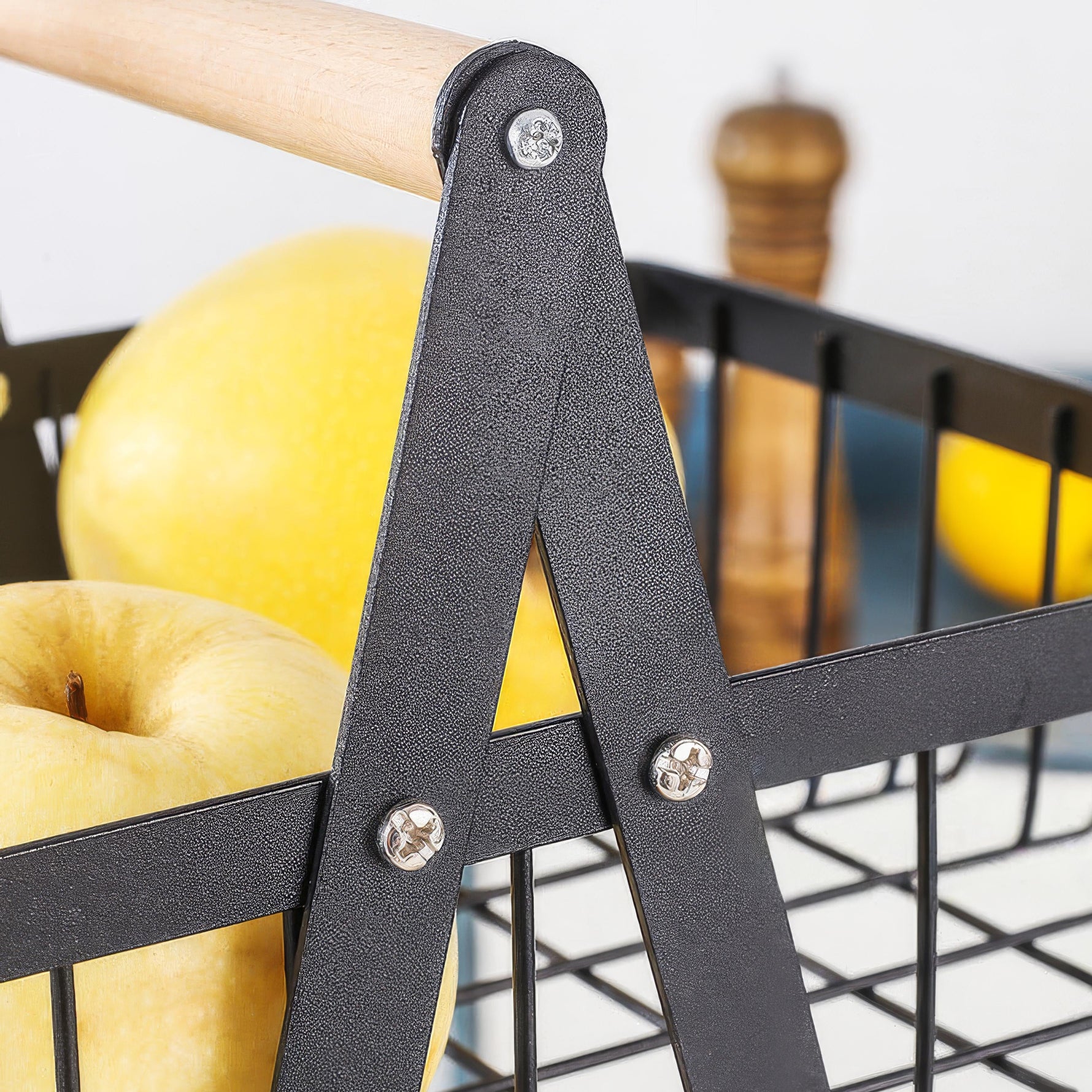 Practical fruit basket made of high-quality steel for your kitchen