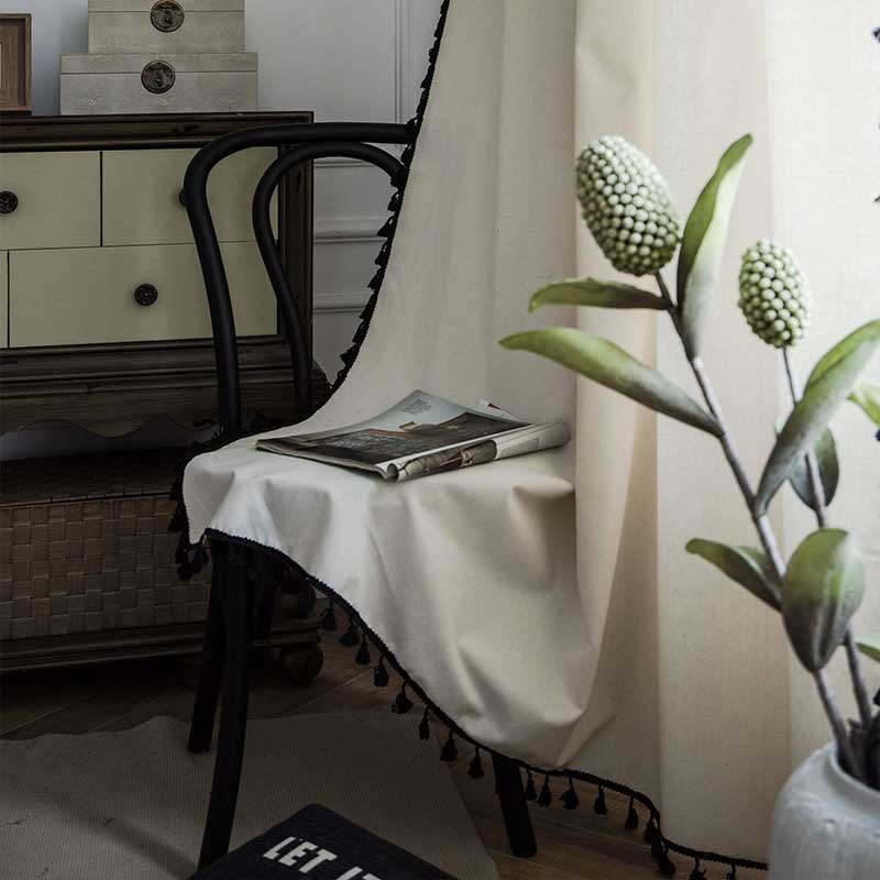 Beige Vorhang aus Baumwoll-Leinen mit schwarzem Quastendekor