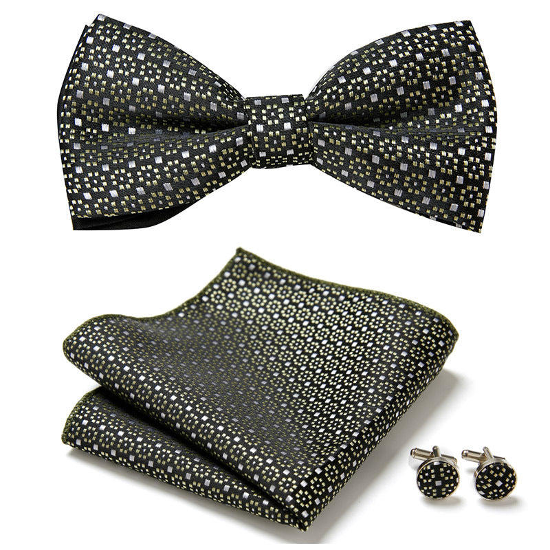 Elegantes Set mit stilvollen Fliegen und Accessoires