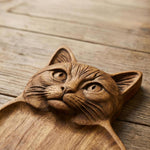 Katzenliebe auf dem Tisch – Elegantes Holzservierbrett