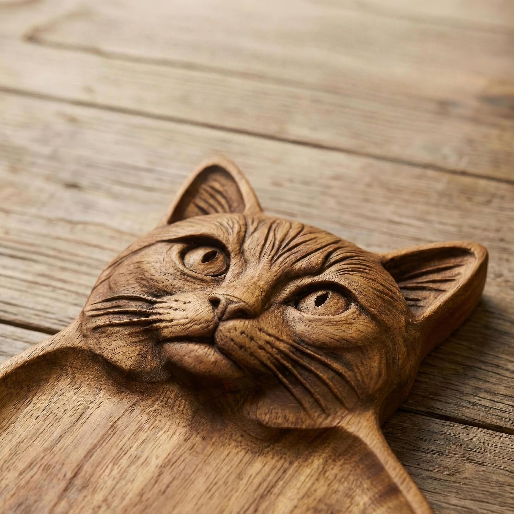 Katzenliebe auf dem Tisch – Elegantes Holzservierbrett