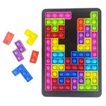 Kinderspiel mit bunten Tetris-Teilen