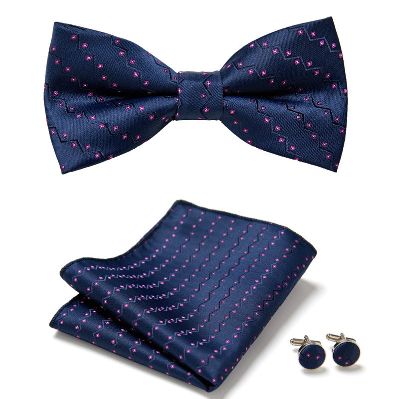 Elegantes Set mit stilvollen Fliegen und Accessoires