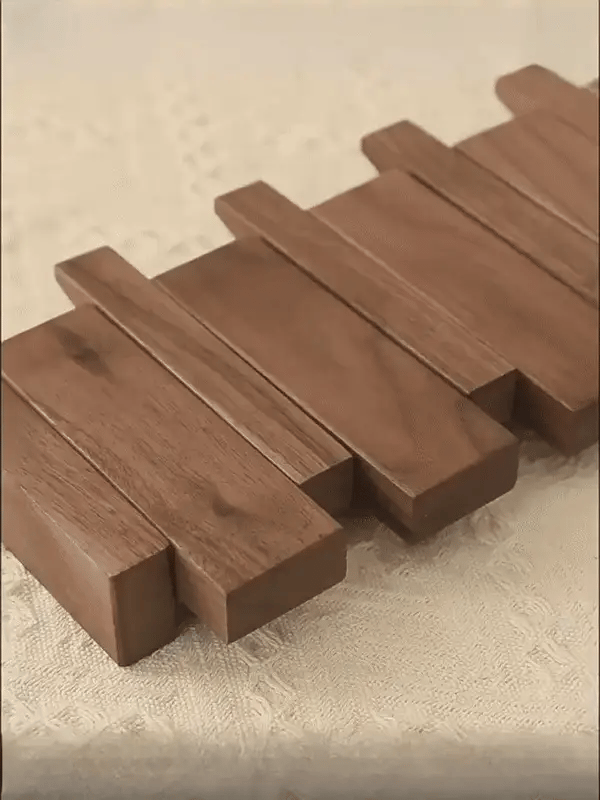 Eleganter Holzbekleidungshalter – Stilvolle Wandhaken für jeden Flur