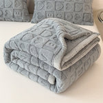 Cozy Fleece Blanket with Reversible Design – Elegant and Versatile