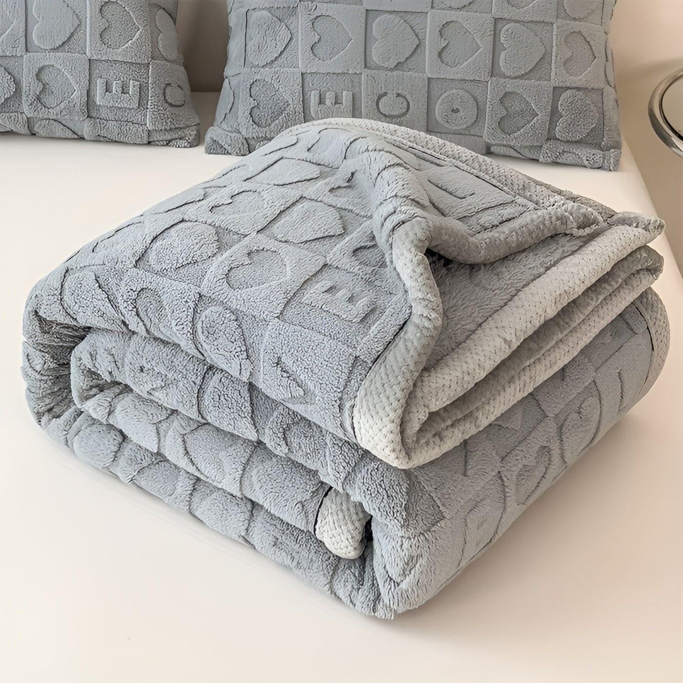 Warmes Fleece Winterdecke mit doppelseitigem Herz- und Buchstabendesign