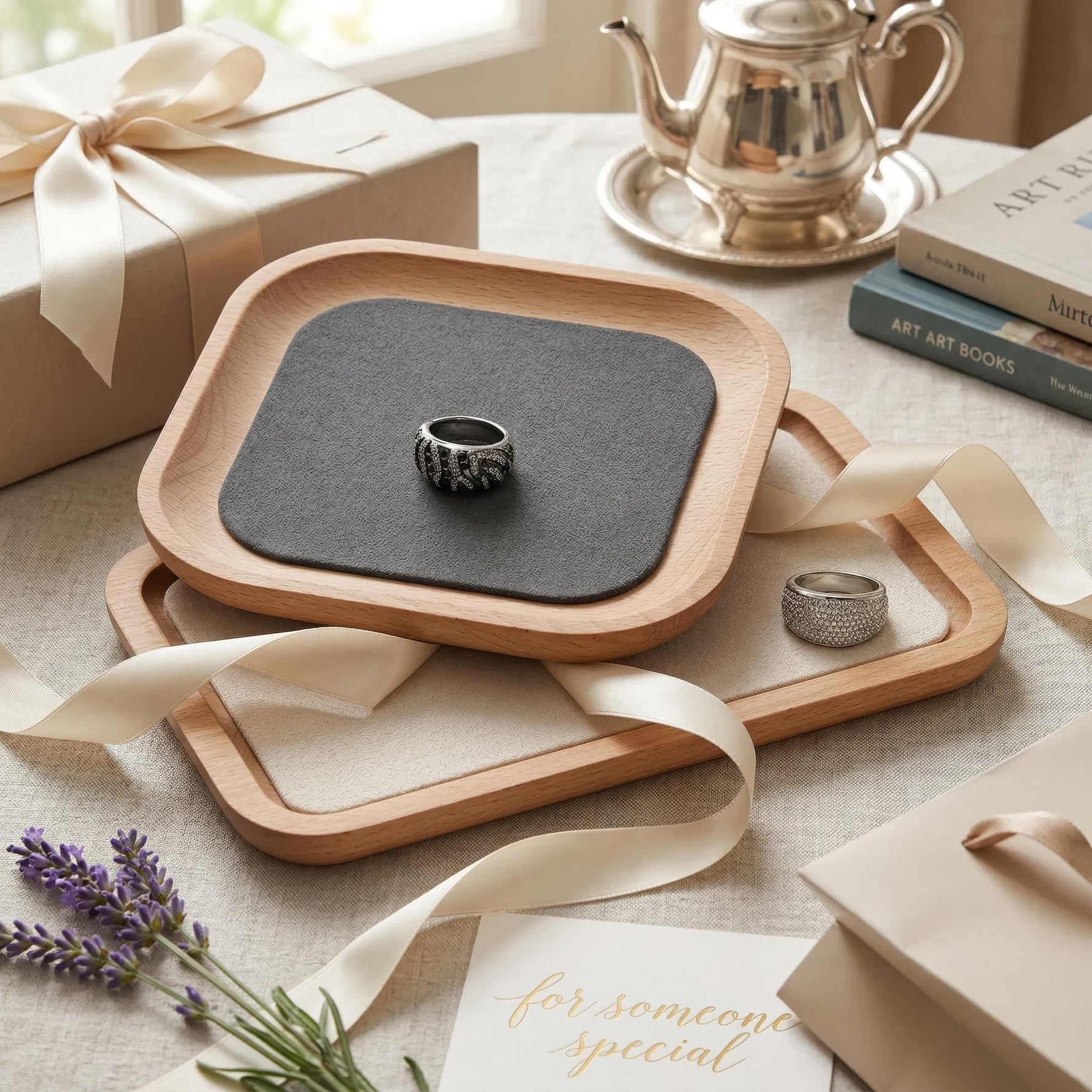 Elegantes Holztablett für Schmuck – Stilvolle Aufbewahrungslösung
