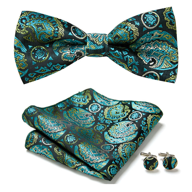 Elegantes Set mit stilvollen Fliegen und Accessoires