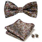 Elegantes Set mit stilvollen Fliegen und Accessoires