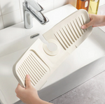 Practical draining mat for sinks with splash guard