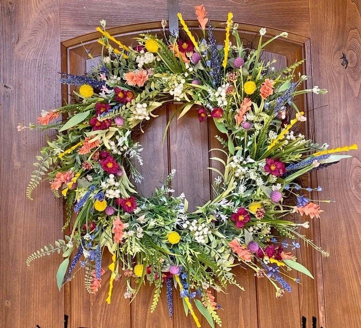 Lebendige Blumenkranz für ein einladendes Zuhause